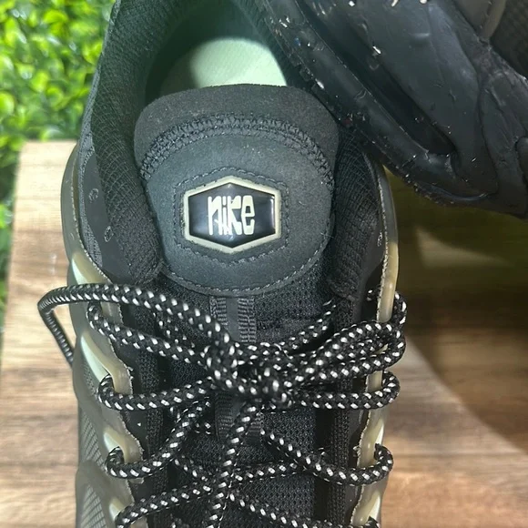 Nike Men's Black Athletic Shoes - Picture 2 of 16